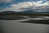 Ladovcova rieka Pjorsa a v pozadi cinna sopka Hekla