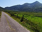 1 Cesta na Ballaghbeama Gap v pozadi pohorie Mullaghanattin 773 mnm